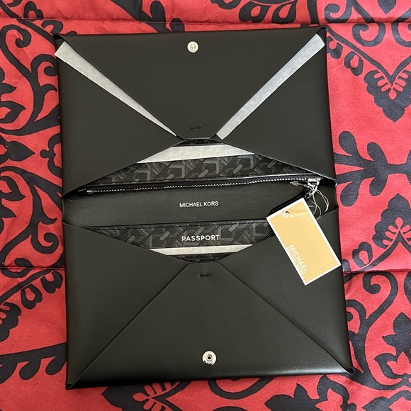 MICHAEL KORS Empire Logo Signature Silver-Tone Hardware 3-in-1 Black Wallet NWT - Picture 8 of 16